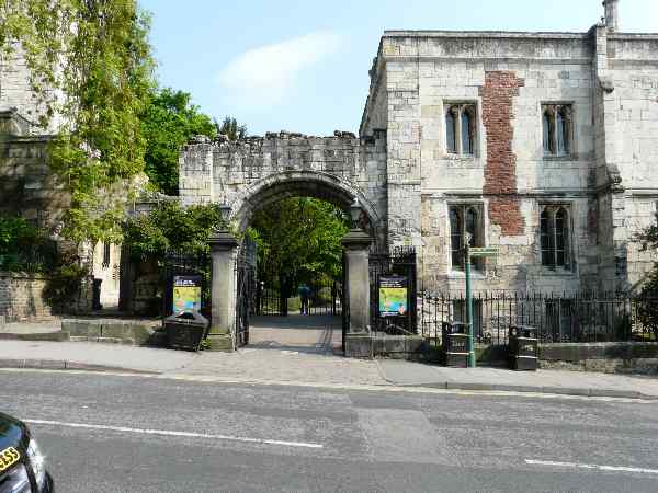 Looking in to the Museum Gardens.
