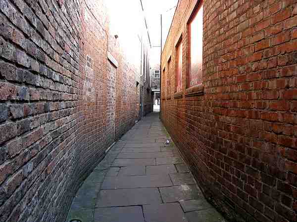 Snicket leading to Back Swinegate.